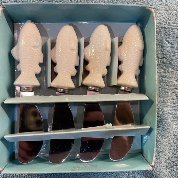 (4) Ceramic White Handled Fish Spreaders by Boston Warehouse Trading Co 2007 - Picture 2 of 7